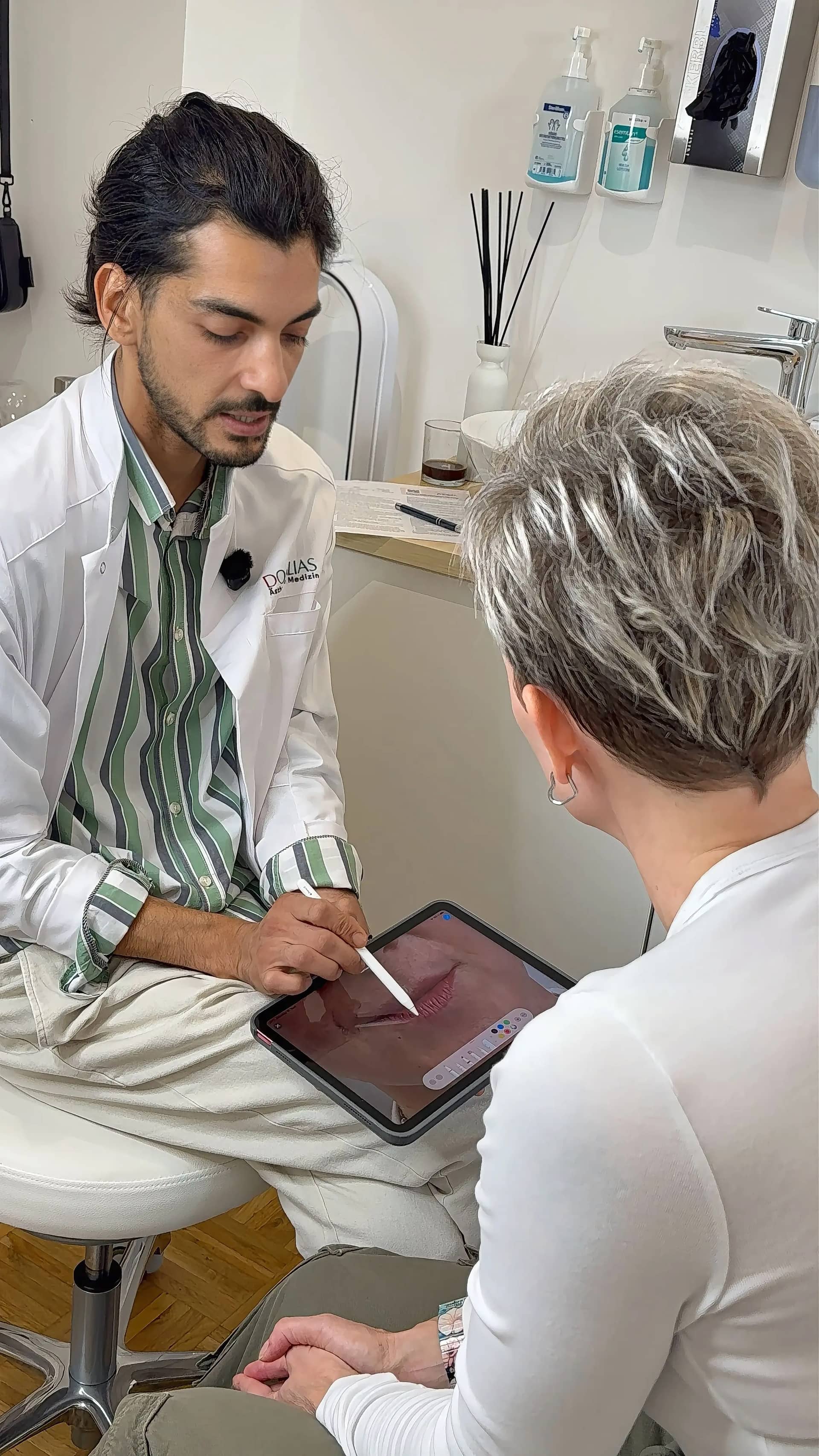 Ärztliches Beratungsgespräch bei DOC.ALIAS mit visueller Behandlungsplanung am Tablet