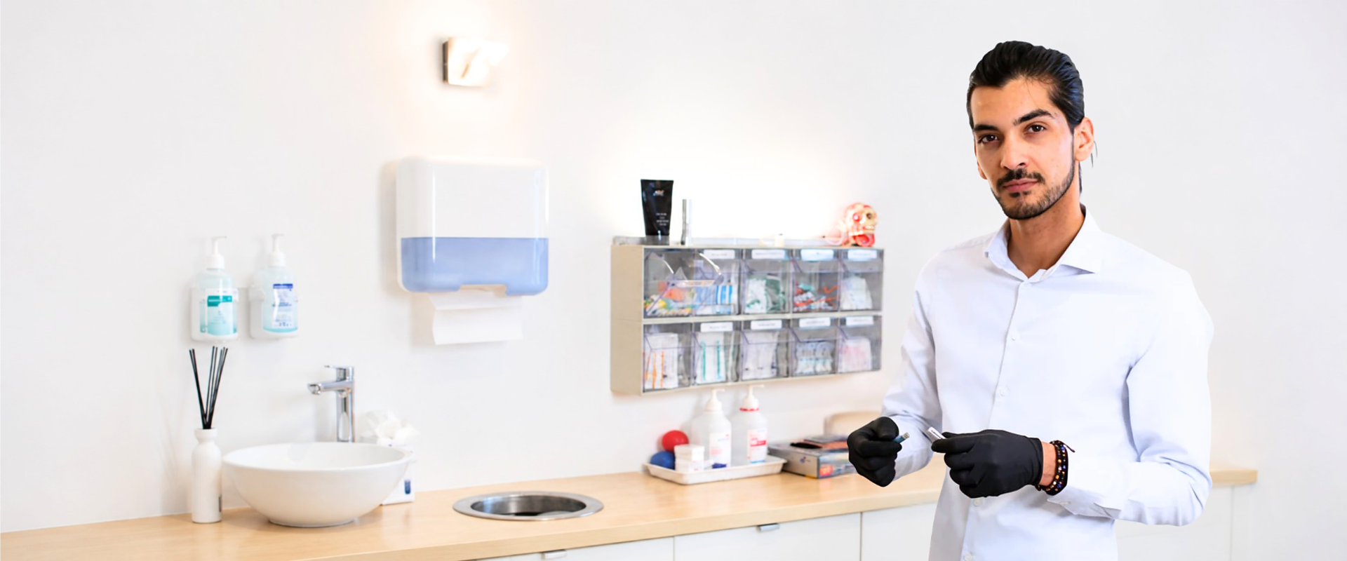 Arzt in den Praxisräumen von DOC.ALIAS