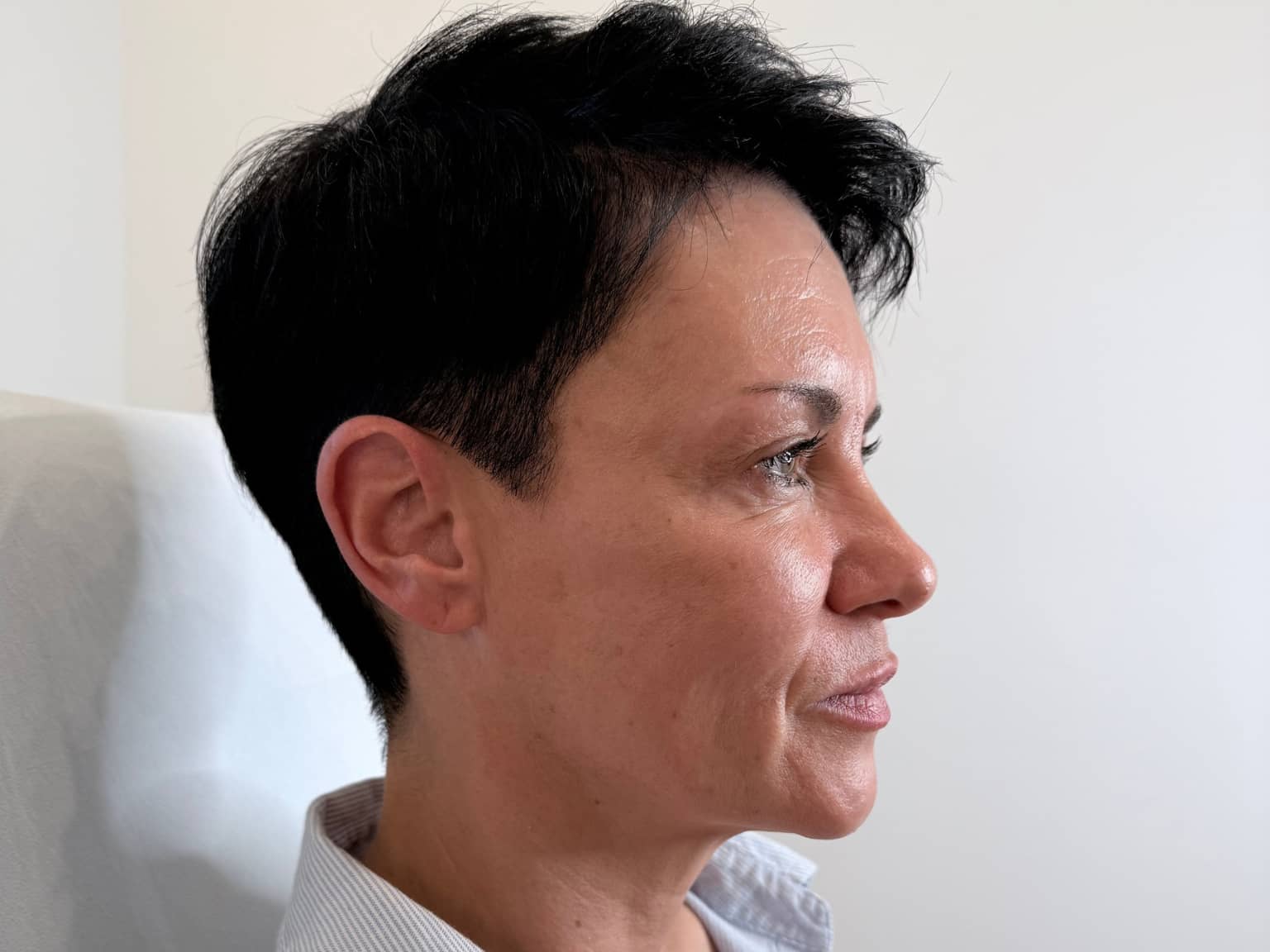 Seitliches Porträt einer Frau mit sichtbarer Kinn- und Kieferkontur.